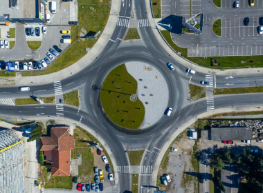how to drive in a roundabout